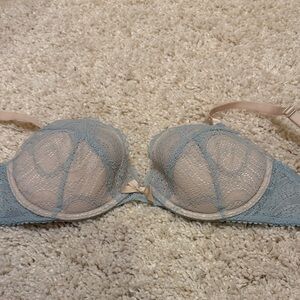 Victoria’s Secret light blue cream34D bra push up lightly padded removable lace